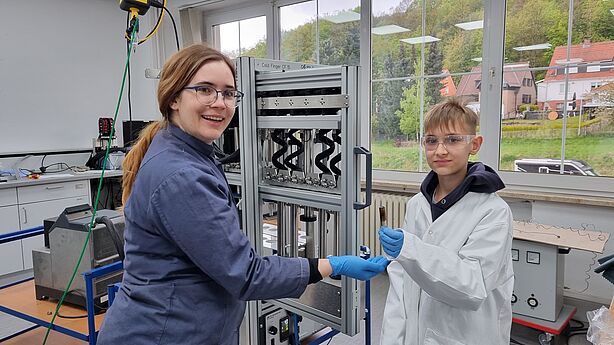 Zukunftstag 2024 Birgit und Jonas mit erstem Testergebnis am Multi-Rack Cold Finger CF15