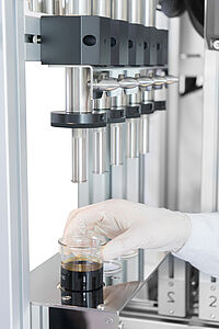 Cold Finger: Laboratory instrument for testing wax, wax content and wax inhibitor screening, PSL Systemtechnik, Insert sample beaker in cold finger rack